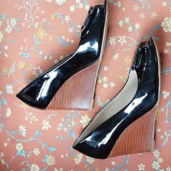 COPY - Tory Burch Black Patent Leather Open Toe T Logo Wedges (7) - Picture 5 of 11